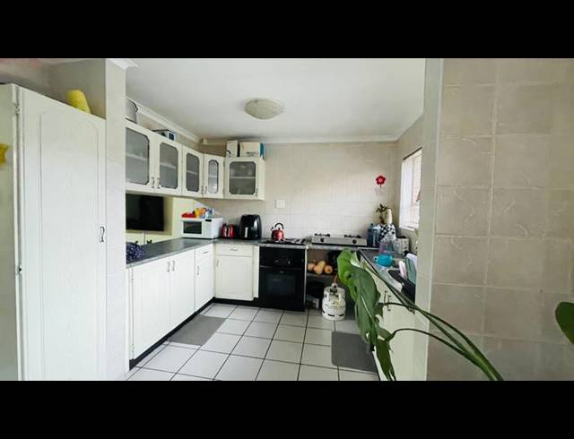 3 BEDROOM TOWNHOUSE FOR SALE IN VANDERBIJLPARK CE 3